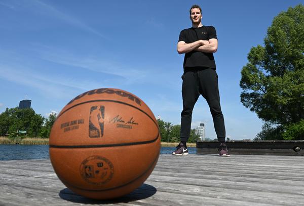Jakob Pöltl hat es geschafft: Der Wiener ist der erste Österreicher in der US-Liga NBA.
